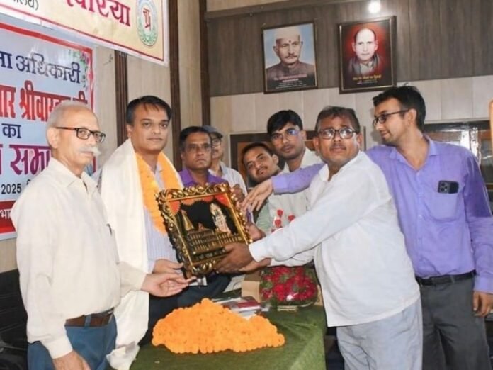 देवरिया में जिला सूचना अधिकारी की विदाई:  शांतनु को मिला भावभीनी विदाई, चार साल के कार्यकाल का हुआ समापन - Deoria News