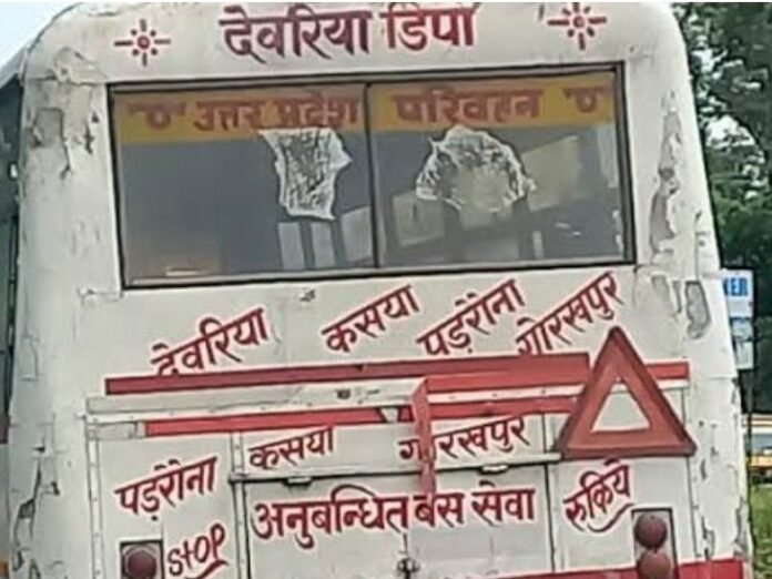 देवरिया में रोडवेज बस में किराए को लेकर विवाद:  यात्री ने कम किराया देने की जिद की, परिचालक से मारपीट; आधे घंटे तक रुकी बस - Deoria News