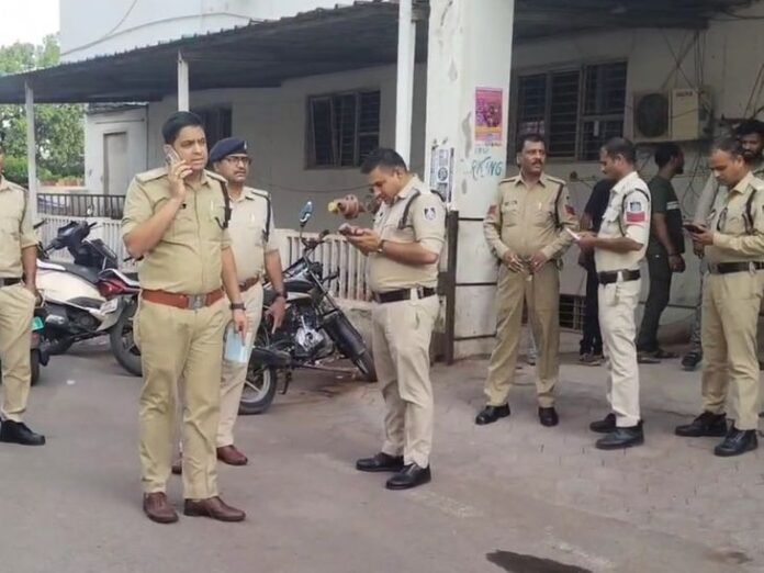 देवास में युवक पर चाकू से हमला:  पेट और पैर में चोट लगी, इंदौर रेफर; 4-5 लोगों ने किया वार - Dewas News