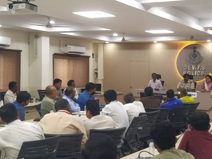 देवास में स्कूल बसों की सुरक्षा को लेकर सख्ती:  महिला अटेंडर और 5 साल अनुभवी ड्राइवर अनिवार्य; कलेक्टर ने ली बस संचालकों की बैठक - Dewas News