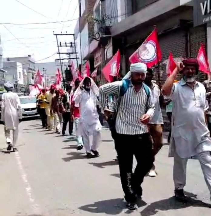  दो दर्जन से अधिक कर्मचारी 20 साल से कम वेतन पर कर रहे काम, पक्का करे मैनेजमेंट - Barnala News