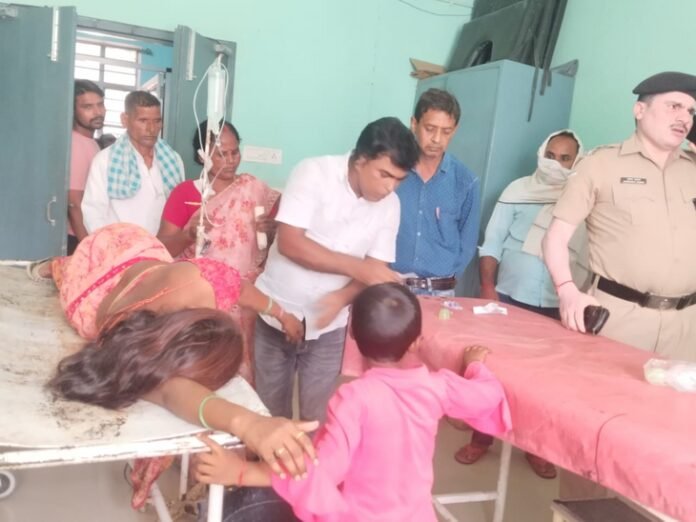 दो बच्चों के साथ मां ने खाया जहर:  घरेलू विवाद से तंग होकर रफीगंज रेलवे स्टेशन पर पहुंची, राहगीरों ने पहुंचाया अस्पताल - Aurangabad (Bihar) News