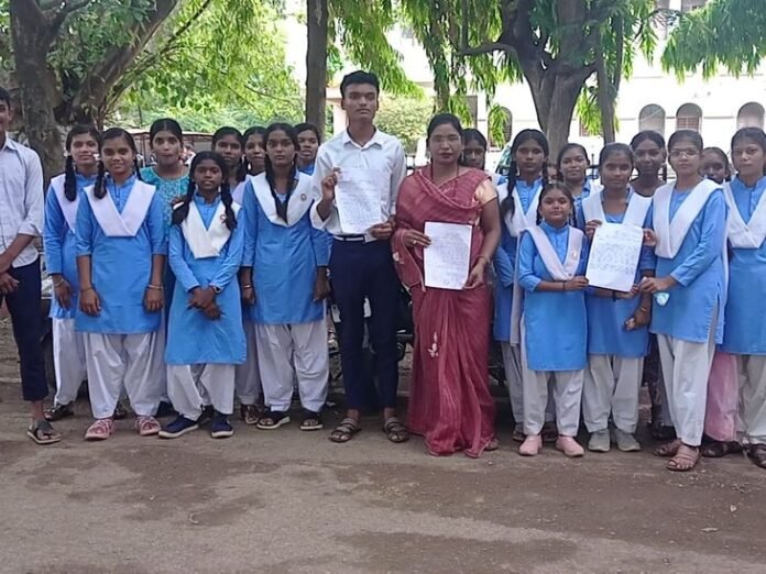 धमतरी के भोयना में हायर सेकेंडरी स्कूल की मांग:  8 किमी दूर स्कूल जाने को मजबूर छात्र, 10 साल से नहीं सुनी गई मांग - Dhamtari News
