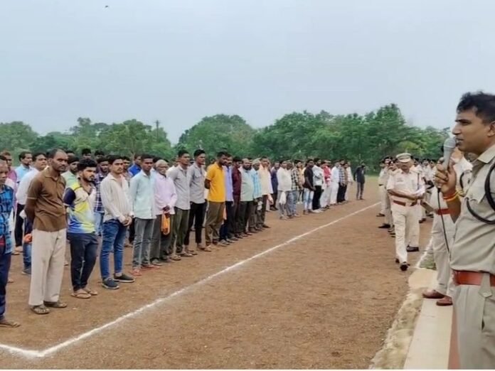 धमतरी पुलिस ने 121 बदमाशों को थाने बुलाकर कराया परेड:  अपराध छोड़ने की दिलाई शपथ, गोलीबारी और चोरी के मुख्य आरोपी अभी भी फरार - Dhamtari News