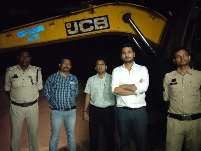 धमतरी में अवैध रेत खनन-भंडारण पर कार्रवाई:  3 चैन माउंटेन, जेसीबी और 3 हाईवा जब्त; 400 ट्रैक्टर रेत भी बरामद - Dhamtari News