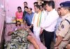 धमतरी में अवैध रेत भंडारण का मामला:  रेत माफिया के हमले में घायल युवक से मिले PCC अध्यक्ष, प्रशासन को जिम्मेदार ठहराया - Dhamtari News