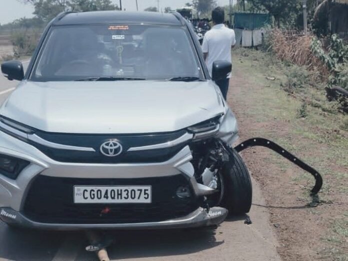 धमतरी में कार-बाइक की टक्कर:  बाइक सवार घायल, कार का टायर फटा; पुलिस पहुंचने से पहले दोनों गायब - Dhamtari News