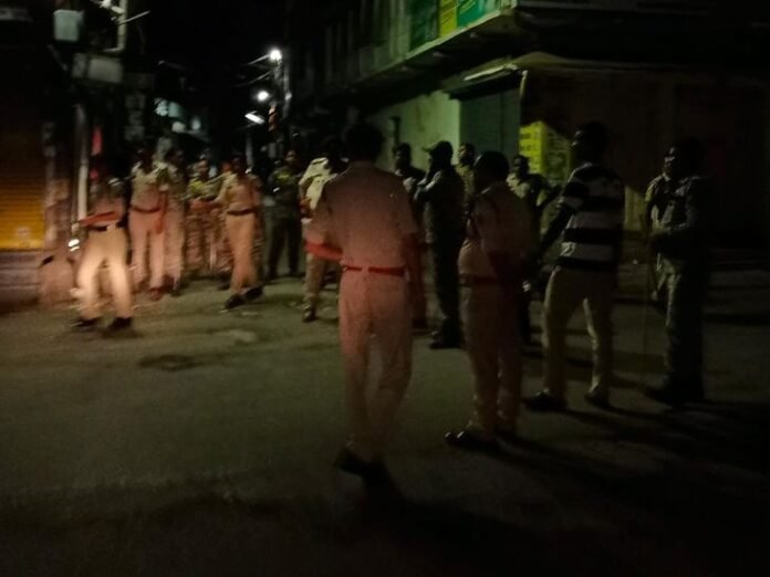 धमतरी में सिगरेट पीने को लेकर दो पक्षों में विवाद:  थाने में हंगामा, पुलिस ने भीड़ को खदेड़ा; एएसपी समेत अधिकारी पहुंचे - Dhamtari News