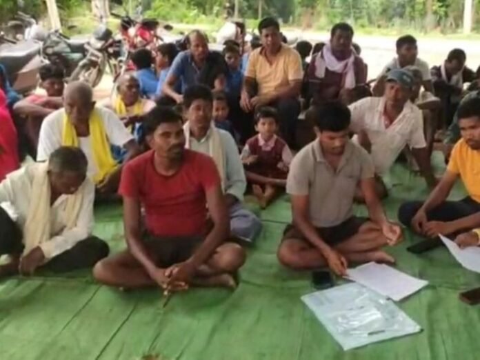 धमतरी में स्कूल प्रवेश उत्सव के दिन विरोध प्रदर्शन:  प्रधान पाठक को हटाने की मांग, छात्रों-अभिभावकों ने मेनगेट पर जड़ा ताला - Dhamtari News
