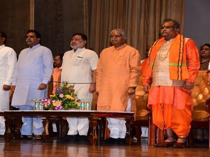 धोती पहनकर आए बेवरेजेस कॉर्पाेरेशन अध्यक्ष:  ये शराब की खरीदी करने वाली स्टेट की सरकारी एजेंसी, CM साय की मौजूदगी में पदभार समारोह - Raipur News