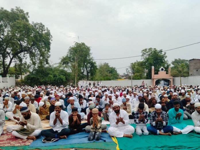 नमाजियों ने मांगी देश की सलामती और तरक्की की दुआ:  हरदा में उत्साह के साथ मनाई ईद; हिंदू समाजजनाें ने भी दी बधाई - Harda News