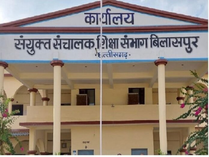 नशे में धुत अधिकारी ने शिक्षकों से की बदसलूकी:  बिलासपुर में युक्तियुक्तकरण की शिकायत लेकर आए प्रतिनिधिमंडल से सहायक संचालक ने किया दुर्व्यवहार,जांच के आदेश - Bilaspur (Chhattisgarh) News
