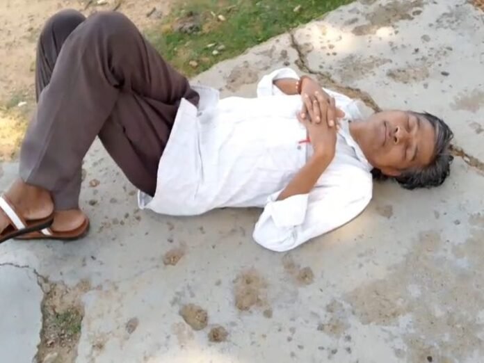 नशे में धुत होकर स्कूल पहुंचा हेडमास्टर; VIDEO:  ग्रामीणों की सूचना पर पहुंचे बीईओ तो स्कूल मिला बंद, सस्पेंड करने की अनुशंसा - Ambikapur (Surguja) News