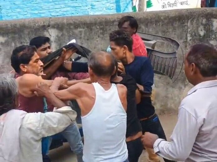 नशे में धुत 4 युवकों ने सेल्समैन को पीटा- VIDEO:  नरसिंहपुर में सिर पर मारी कुर्सी, जमकर बरसाए लात-घुंसे - Narsinghpur News