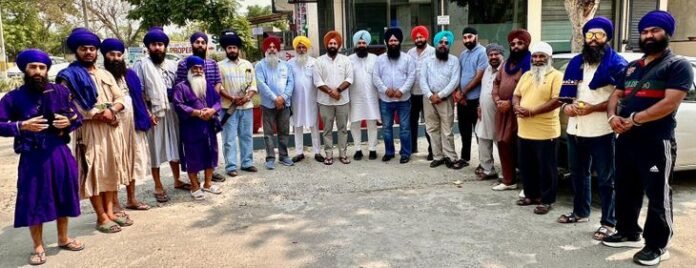  निहंग बोले- परिवार संग गए थे तो दुकानदार ने बदतमीजी की, दुग्गल ब्रदर्स ने कहा- चार दोस्त ही आए थे दुकान पर - Jalandhar News