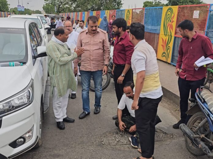 नेता प्रतिपक्ष बोले-बिहार चुनाव के लिए जातिगत जनगणना की बात:  खंडवा में कांग्रेस नेताओं से मिले उमंग सिंघार; जर्जर ओवरब्रिज का निरीक्षण किया - Khandwa News