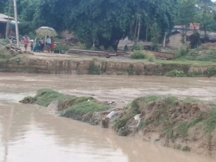 नेपाल में बारिश से झीम नदी का डायवर्सन टूटा:  सीतामढ़ी के 16 गांवों का संपर्क कटा, स्कूली बच्चों और दूध व्यापारियों को परेशानी - Sitamarhi News
