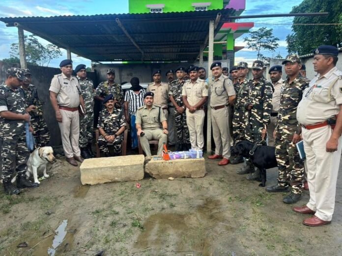 नेपाल सीमा पर पुलिस-SSB की बड़ी कार्रवाई:  52 ग्राम ब्राउन शुगर, 2 अवैध हथियार और 2.49 लाख रुपए जब्त - Kishanganj (Bihar) News