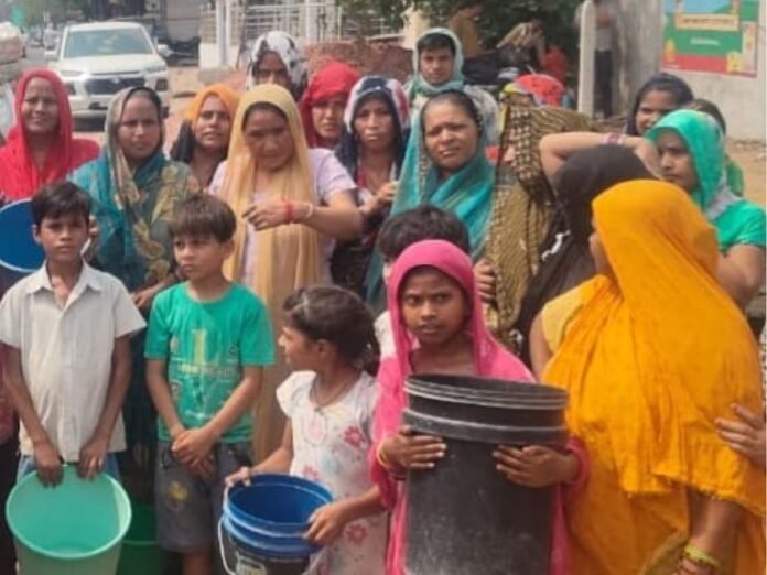 न टैंकर पहुंच रहे-न पाइप लाइन से मिल रहा पानी:  आगरा के यमुनापार में गहरा रहा पानी का संकट, भीषण गर्मी में 20 दिन से लोग परेशान - Agra News