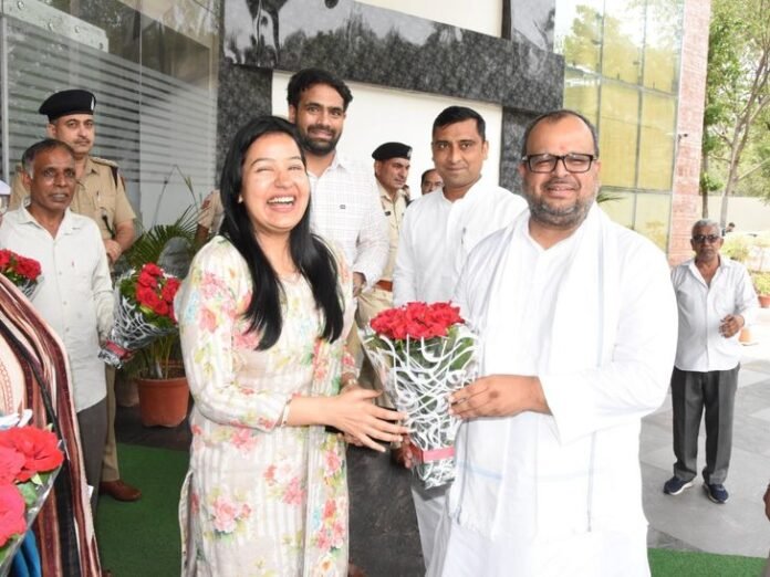 पंचकूला में सांसद वरूण ने की बैठक:  केंद्रीय योजनाओं की जानकारी वेबसाइट पर डालने के निर्देश, गुजरात विमान हादसे के मृतकों को दी श्रद्धांजलि - Panchkula News