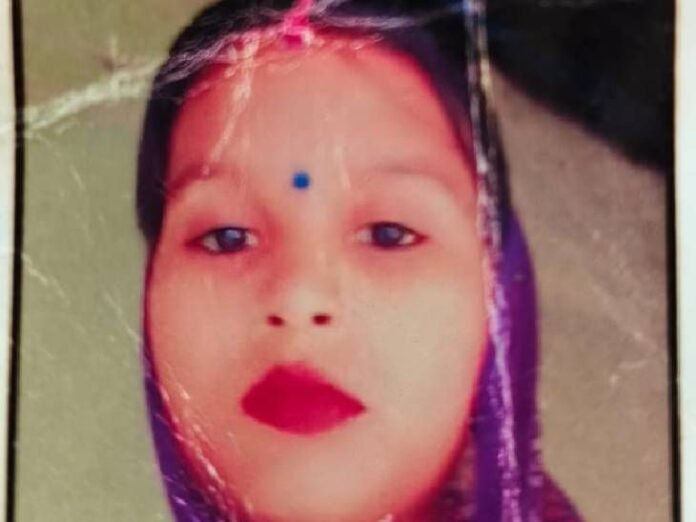 पति को चिकन लाने भेज फंदे पर झूली विवाहिता:  मां को लटकता देख एक घंटे बिलखते रहे बच्चे, पति बोला–कमरे में दिखता था साया - Kanpur News