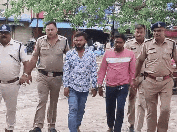 पत्थर से तांत्रिक को मारने वाले दो पकड़ाए:  दारू पीकर बोला था-अंधविश्वास करता हूं, पैसे नहीं बरसा सकता; लालच दे हजारों हड़पे थे - Khandwa News