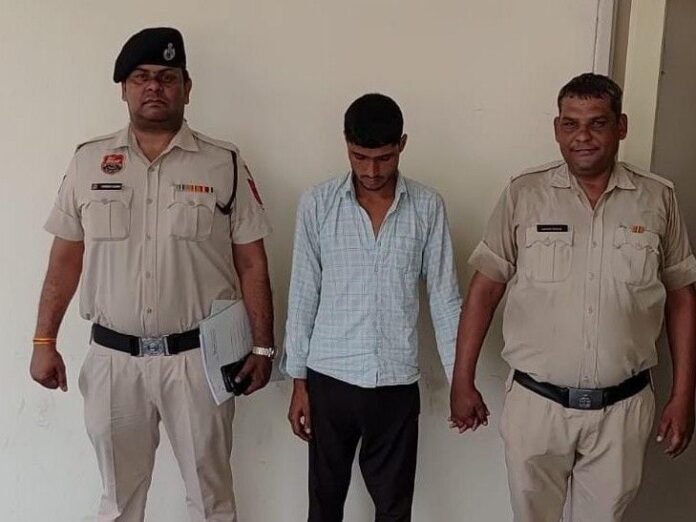 पलवल पुलिस ने दबोचा साइबर ठग:  साड़ी बेचने के नाम पर करता था ऑनलाइन ठगी; फर्जी नाम से लिया सिम कार्ड - Palwal News