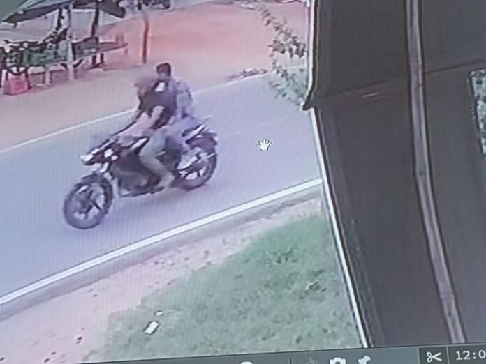 पलामू में चेन स्नेचिंग की दो वारदात:  70 वर्षीय महिला समेत दो से सोने की चेन छीनी, एक आरोपी का चेहरा कैमरे में कैद - Palamu News