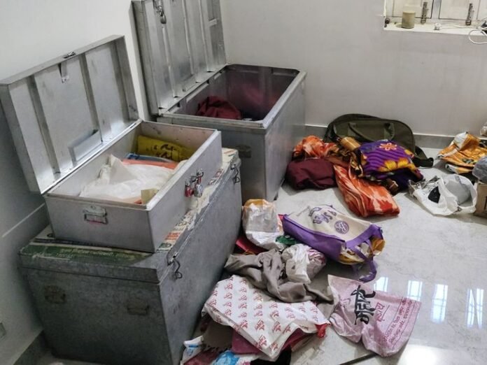पलामू में दिनदहाड़े घर में चोरी:  बच्चे के स्कूल से लौटने पर हुई जानकारी, 30 लाख नकद और 14 लाख के जेवरात ले गए चोर - Palamu News