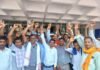 पलामू में फोर्थ ग्रेड की नियुक्ति पर विवाद:  बर्खास्त कर्मी मांग रहे समायोजन, स्थानीय युवा चाहते हैं नियमों में बदलाव - Palamu News