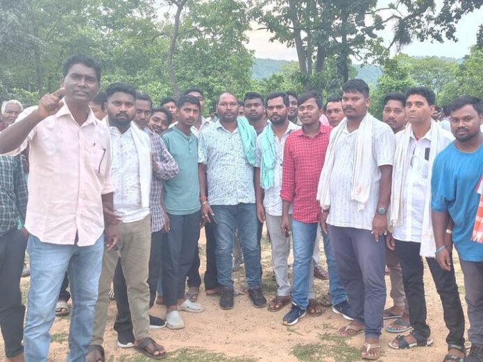 पाकुड़ में कोयला उत्खनन और परिवहन बंद:  विस्थापितों को मुआवजा और सुविधाओं की मांग, त्रिपक्षीय वार्ता में नहीं बनी सहमति - Pakur News