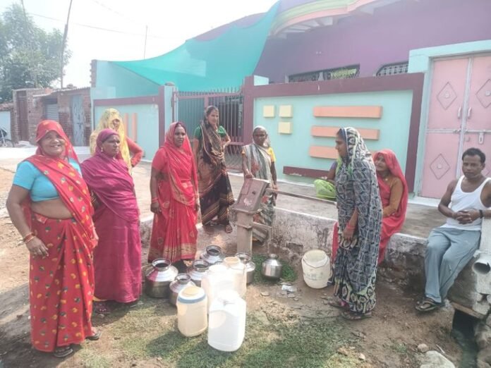 पानी की बाल्टी के लिए लग रही दो घंटे लाइन:  निवाड़ी में कम प्रेशर की पाइपलाइन, जिले में फेल हो रही नल-जल योजना - Niwari News