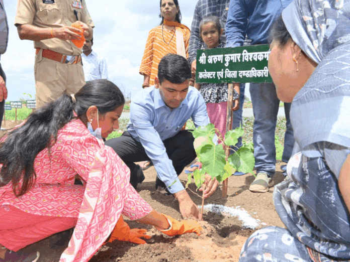 पूरन तालाब पर विधायक, कलेक्टर और एसपी ने किया श्रमदान:  सांची विधायक प्रभुराम चौधरी बोले- सभी को पौधारोपण करना चाहिए - Raisen News