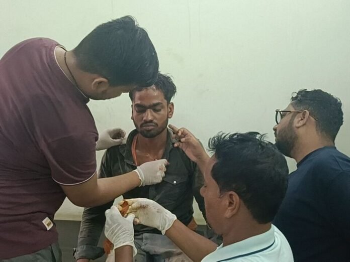 पौड़याहाट में पुरानी रंजिश का खौफनाक अंजाम:  बाइक सवार युवक को लाठी-डंडों से पीटा, चाकू से किए वार; एक साथी भागा - Godda News