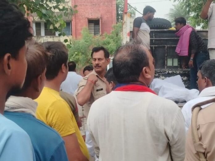 प्रयागराज में पीटकर युवक की हत्या:  सड़क पर घसीटकर की गई मारपीट, शरीर पर मिले डेढ़ दर्जन से ज्यादा चोट - Prayagraj (Allahabad) News
