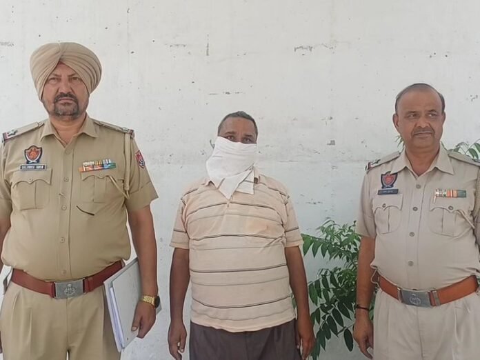 फतेहगढ़ साहिब में शराब तस्कर गिरफ्तार:  27 पेटी देसी शराब जब्त, कार से चंडीगढ़ जा रहा था सप्लाई करने - Fatehgarh Sahib News