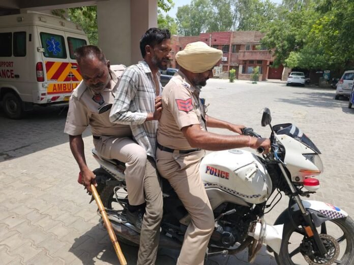 फाजिल्का में अस्पताल में पकड़ा चोर:  साथी फरार, दवा लेने खड़े व्यक्ति की जेब से निकाला मोबाइल, नशे की पूर्ति के लिए वारदात - Abohar News