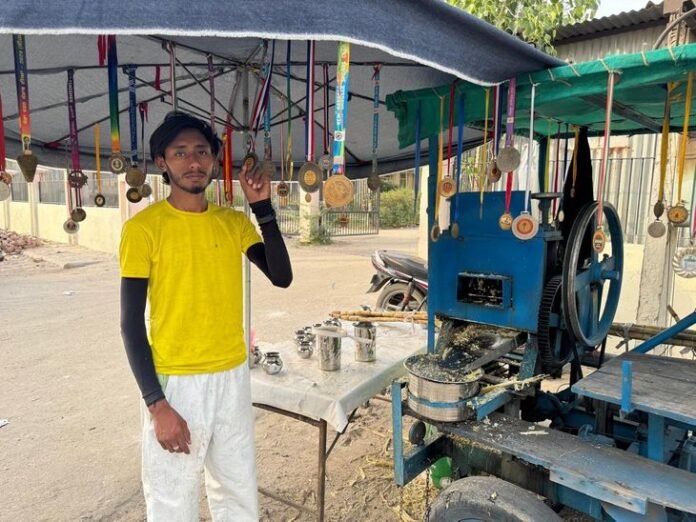 फाजिल्का में गन्ने का जूस बेच रहा नेशनल चैंपियन:  एथलेटिक्स में जीते 16 मेडल, रेहड़ी पर लटकाए, बोला- सरकार ने नहीं दी नौकरी - Fazilka News