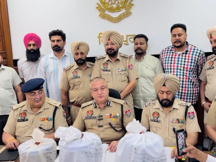 फिरोजपुर 9.4 किलो हेरोइन समेत तस्कर गिरफ्तार:  साथी बैग फेंक कर फरार, 2.10 लाख रुपए की ड्रग मनी बरामद - Firozpur News