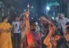 फोकटपुरा में शराब दुकान हटने पर महिलाओं ने पटाखे फोड़े:  ढोल-बाजों के साथ बांटी मिठाइयां; पदमा टॉकिज रोड पर स्थानांतरित हुई, वहां भी विरोध शुरू - Burhanpur (MP) News