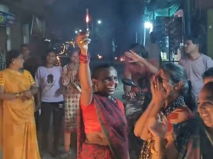 फोकटपुरा में शराब दुकान हटने पर महिलाओं ने पटाखे फोड़े:  ढोल-बाजों के साथ बांटी मिठाइयां; पदमा टॉकिज रोड पर स्थानांतरित हुई, वहां भी विरोध शुरू - Burhanpur (MP) News