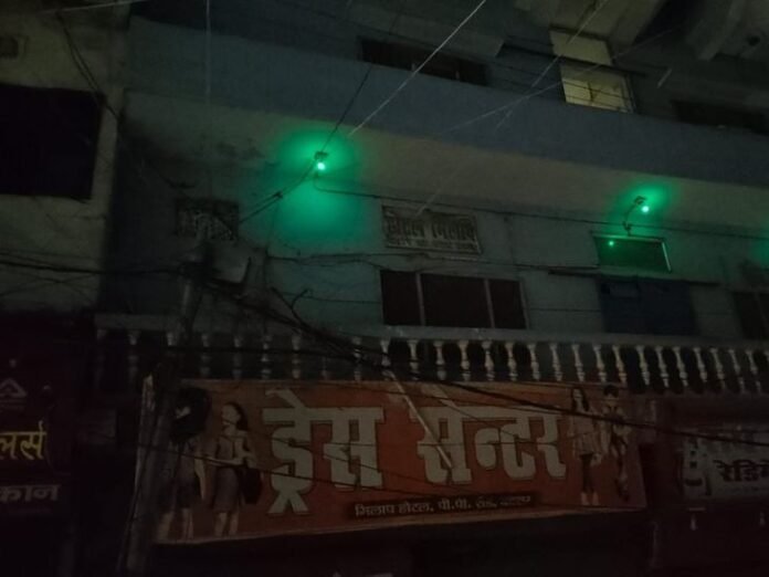 बक्सर में युवती से रेप की कोशिश:  होटल से बुजुर्ग समेत तीन आरोपी गिरफ्तार, कई आपत्तिजनक सामान बरामद - Buxar News