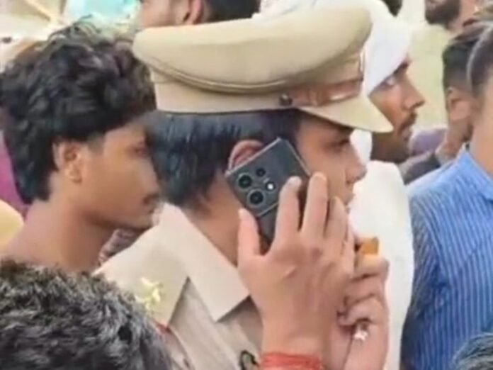 बच्चा चोरी के आरोप में युवक की पिटाई:  कोलकाता का युवक अकबरपुर में पकड़ा गया, पुलिस ने लोगों के कब्जे से छुड़ाया - Ambedkarnagar News