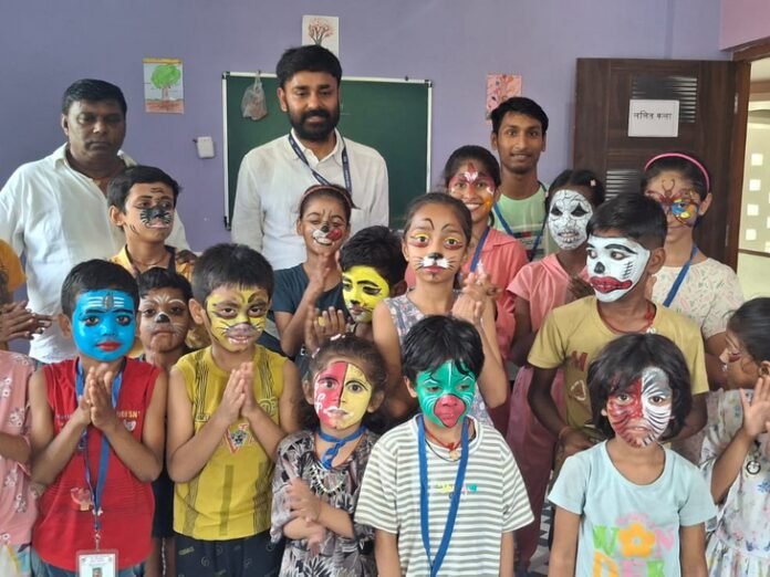 बच्चों के संगीतमय कलरव से गूंज रहा निपनियां:  ग्रीष्मकालीन रंग कार्यशाला 'रंग उमंग' में भाग ले रहे हैं 12 गांव के 142 बच्चे - Begusarai News
