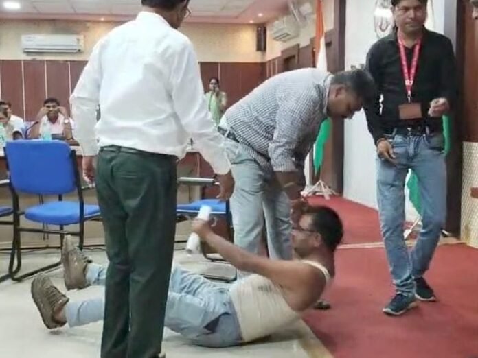 बड़वानी जनसुनवाई में घिसटता पहुंचा किसान:  अधिकारियों के पैरों में लेटा, व्यापारी पर 20 लाख की धोखाधड़ी का आरोप - Barwani News
