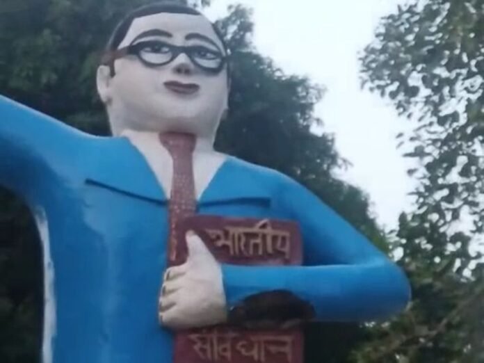 बदायूं में आंबेडकर प्रतिमा के हाथ का प्लास्टर टूटा:  लोगों ने लगाया शरारती तत्वों पर आरोप, पुलिस के समझाने पर माने, मरम्मत होगी - Badaun News
