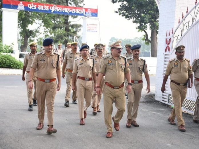 बदायूं में पुलिस लाइन पहुंचे एसएसपी:  पुलिसकर्मियों से की शारीरिक व्यायाम, पुलिस लाइन का किया निरीक्षण - Badaun News