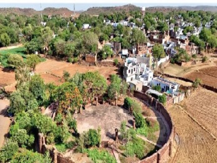  बरई में है 15वीं सदी का मुक्ताकाश रंगमंच, जिस पर सालों से लगा है ताला - Gwalior News