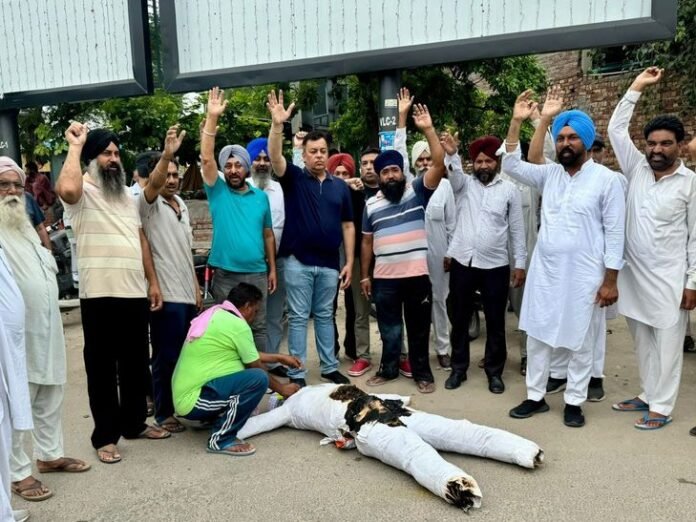 बरनाला में अकाली दल का प्रदर्शन:  पूर्व कैबिनेट मंत्री मजीठिया की गिरफ्तारी का विरोध, सीएम मान का पुतला फूंका - Barnala News