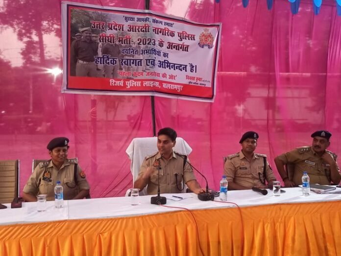 बलरामपुर के 130 पुलिस आरक्षी लखनऊ रवाना:  नियुक्ति पत्र वितरण कार्यक्रम में होंगे शामिल, 98 पुरुष और 32 महिला अभ्यर्थी - Balrampur News